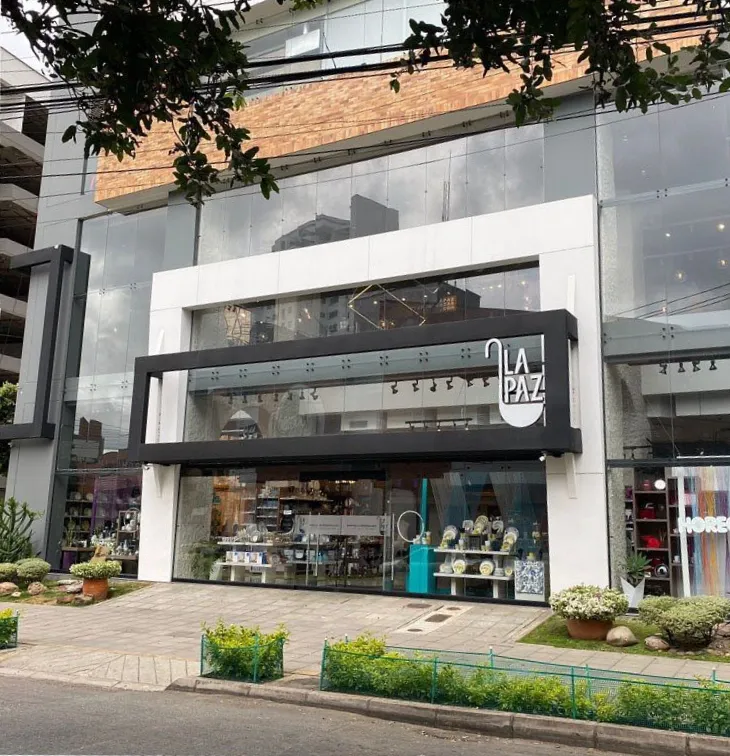 Equipo trabajando en laptops alrededor de una mesa